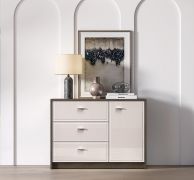 Mackenzie 05 Chest of Drawers / Sideboard | Color: Dunin Oak / High-Gloss Cashmere | Dimensions: 117 x 40 x 85 cm | Handles: Metal | 1 door | 3 drawers | Soft-close